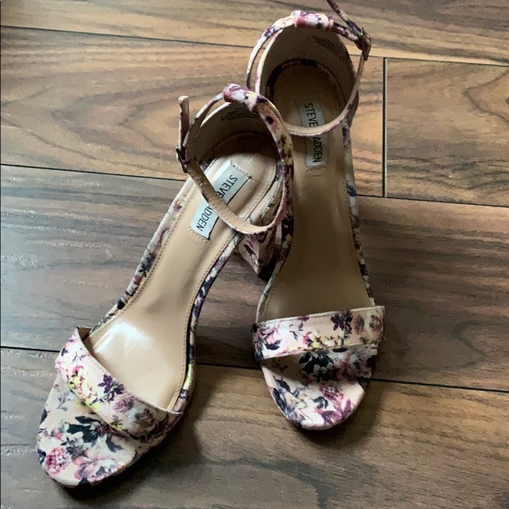 ***SOLD Steve Madden Floral Pump